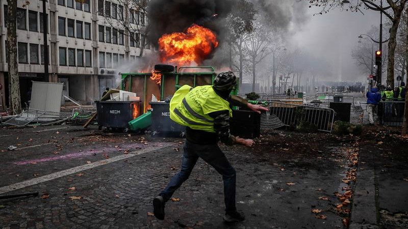 Macron se plantea decretar el estado de emergencia tras la revuelta de los chalecos amarillos