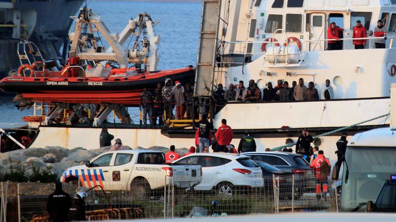 El barco Open Arms llega a España desde aguas libias con 300 inmigrantes a bordo