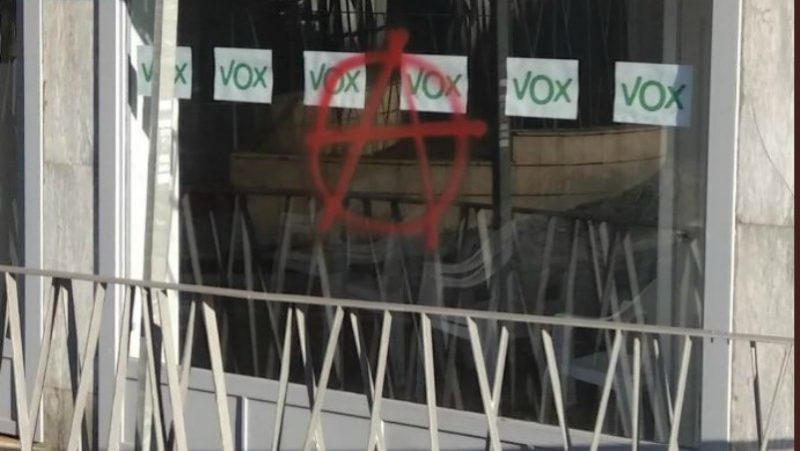 Pintadas en la sede de VOX Sevilla tras el señalamiento de La Sexta y la izquierda
