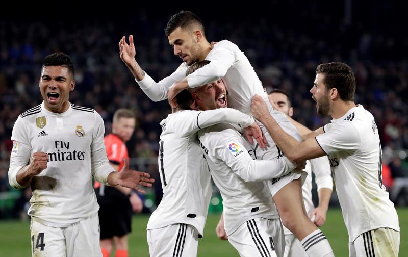 Los jugadores del Real Madrid celebran el segundo gol del equipo madridista durante el encuentro correspondiente a la jornada 19 de primera división que han disputado esta noche frente al Real Betis en el estadio Benito Villamarín, en Sevilla.