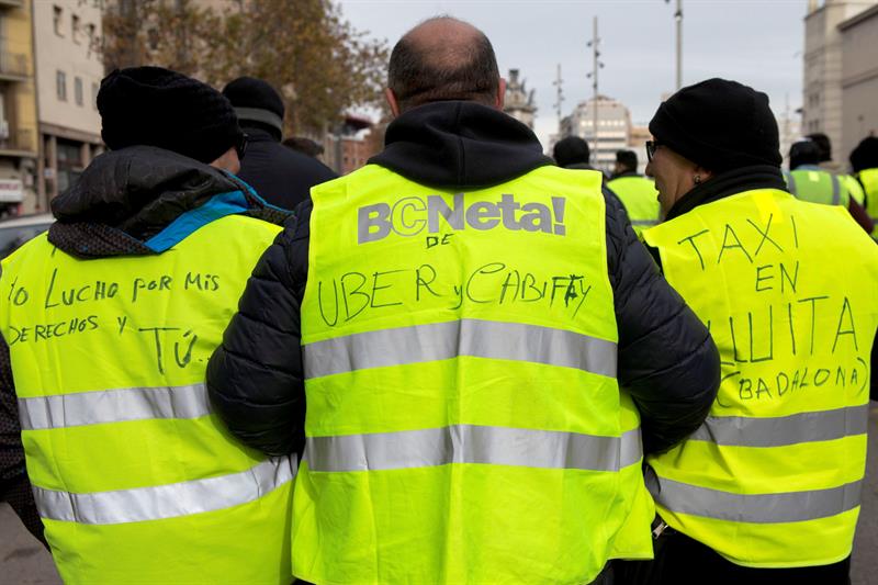 Los taxistas de Barcelona votan en asamblea si ponen fin a la huelga