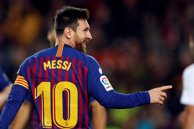 El centrocampista argentino del FC Barcelona, Leo Messi, celebra el segundo gol del equipo blaugrana durante el encuentro correspondiente a la jornada 19 de primera división que disputan esta tarde frente al Eibar en el estadio del Camp Nou, en Barcelona