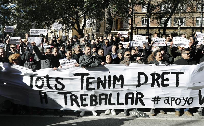 Los conductores VTC protestan en plaza Sant Jaume por el decreto del Govern