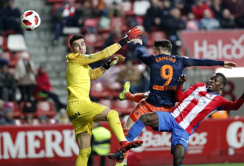 El Sporting pone al Valencia contra las cuerdas