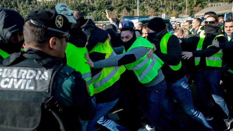 Los Mossos investigan 70 denuncias por daños y agresiones en la huelga del taxi