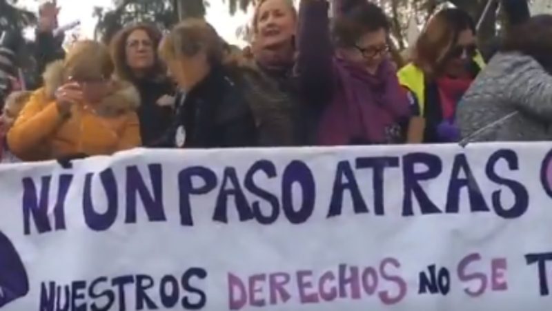La ‘democracia’ de la izquierda: feministas radicales atacan la investidura de Moreno impulsadas por el PSOE