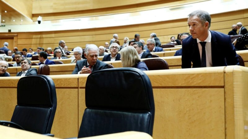 PSOE y separatistas abandonan el pleno de Senado al que Sánchez no ha acudido