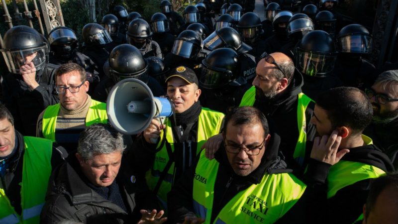 Un guardia civil y tres mossos, heridos en la huelga de taxistas en Barcelona