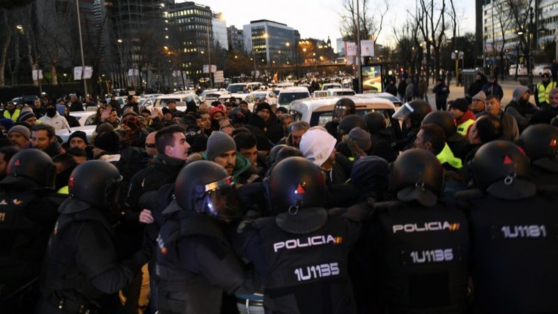 Tres taxistas detenidos en Madrid por rajar las ruedas a un VTC