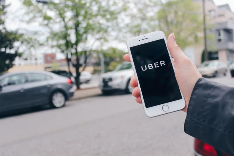 Uber se estrena en Granada con la circulación restringida por el Ayuntamiento