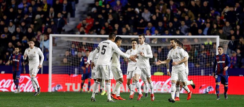 Dos penaltis con VAR dan a victoria al Madrid ante un Levante intenso