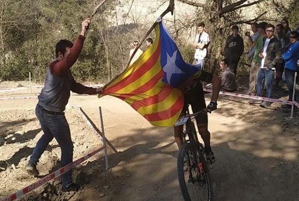 Independentista provoca la caída del medallista olímpico Carlos Coloma con su bandera en plena carrera