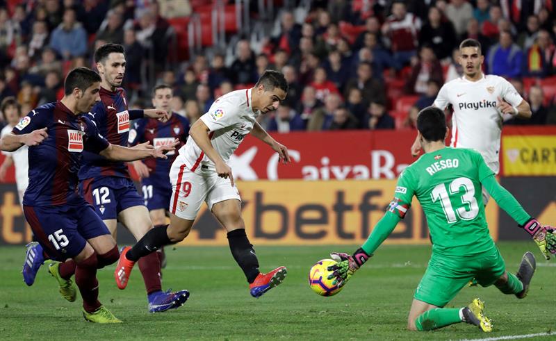 El Sevilla salva un punto en la prolongación y en inferioridad