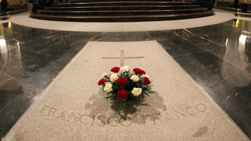 Sánchez se queda sin su política estrella: Paralizada por orden judicial la exhumación de Franco