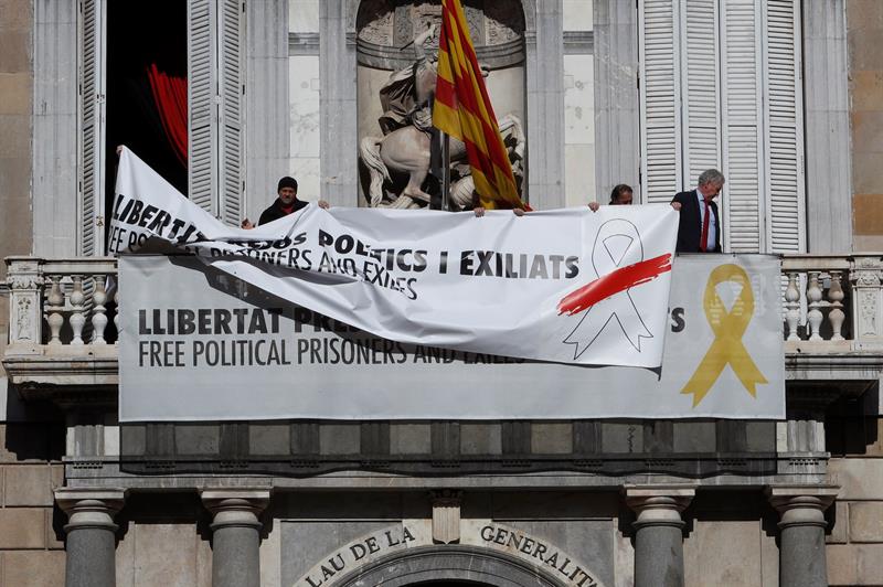 Torra se burla de la JEC y cambia el lazo amarillo por uno blanco en la pancarta de la Generalitat