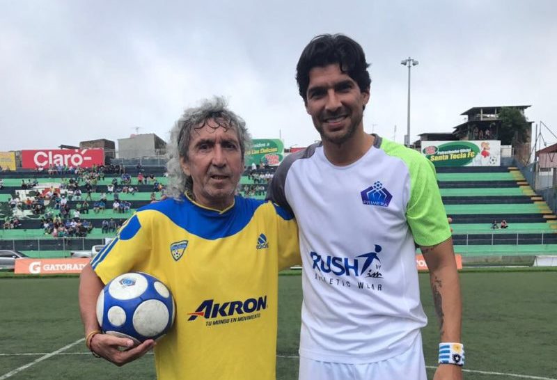 Loco Abreu y el Cádiz felicitan al «Mágico» González por su 61 cumpleaños