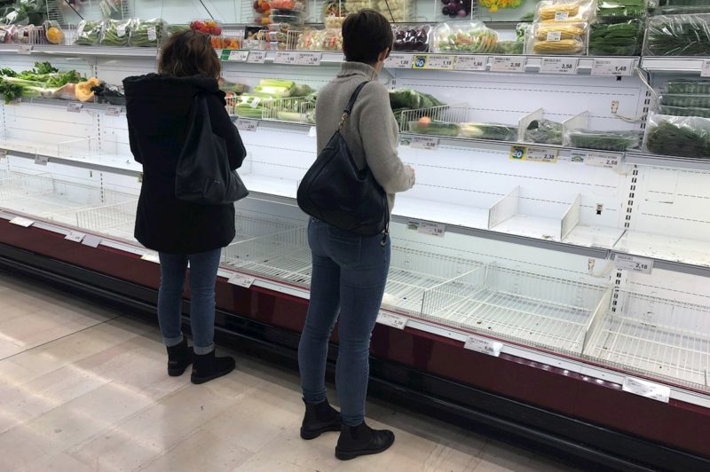 Asalto a supermercados y agotados gel desinfectante y mascarillas en Italia