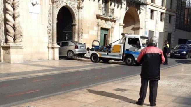 Aparca su coche dentro del Ayuntamiento de Alicante y pide que «lo retire el alcalde»
