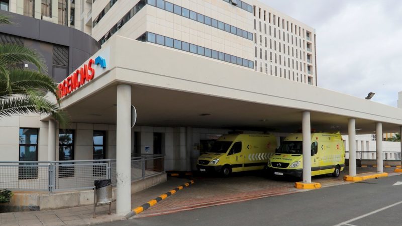 Varias ambulancias en la entrada de Urgencias del Hospital Insular de Gran Canaria.