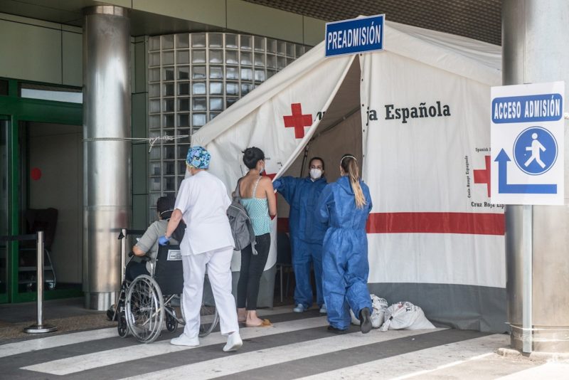 Personal sanitario atiende a varios pacientes en las instalaciones exteriores del Hospital José Molina Orosa