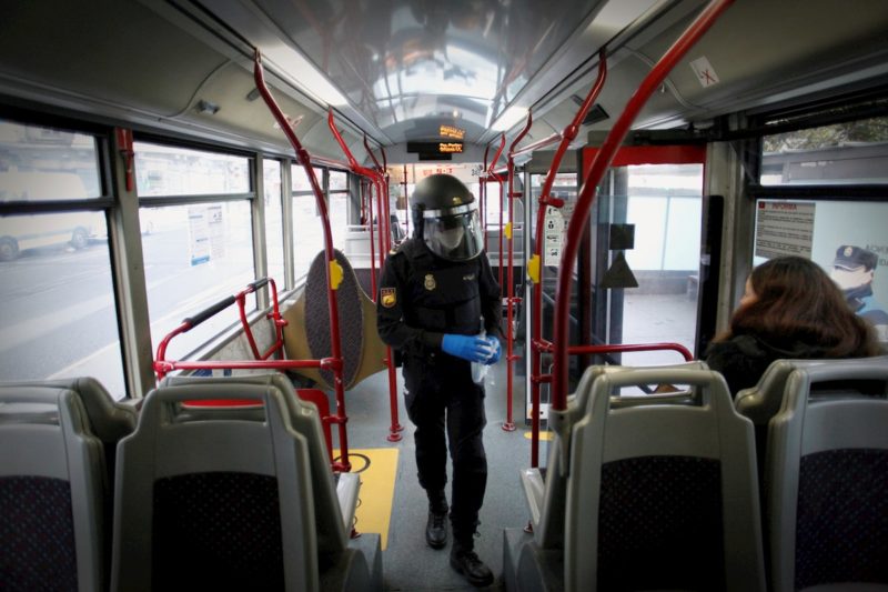 Miembros de la policía efectúa el reparto de mascarillas en el transporte público