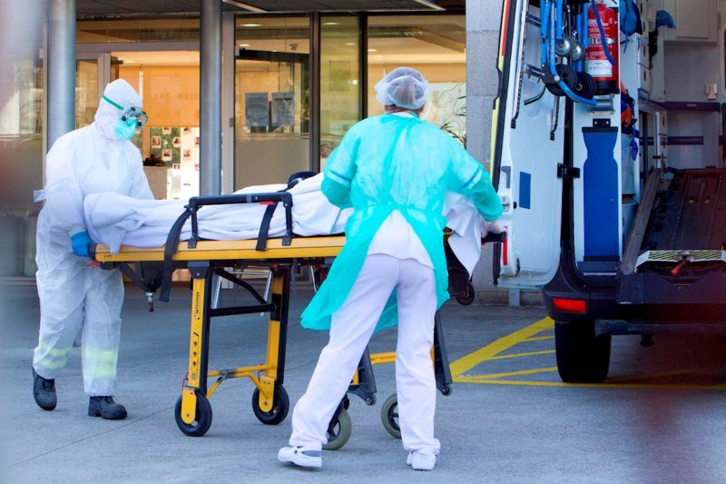 Enfermeros trasladan una camilla