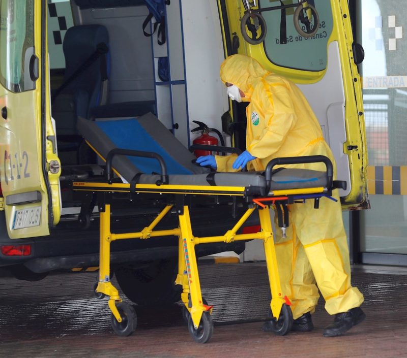 Personal del Servicio Canario de Salud prepara una ambulancia en la puerta de Urgencias del Hospital Universitario Insular de Gran Canaria