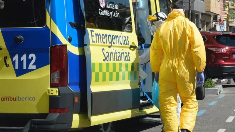 Sanitarios desinfectan una ambulancia tras realizar una salida asistencial a un domicilio en Valladolid.