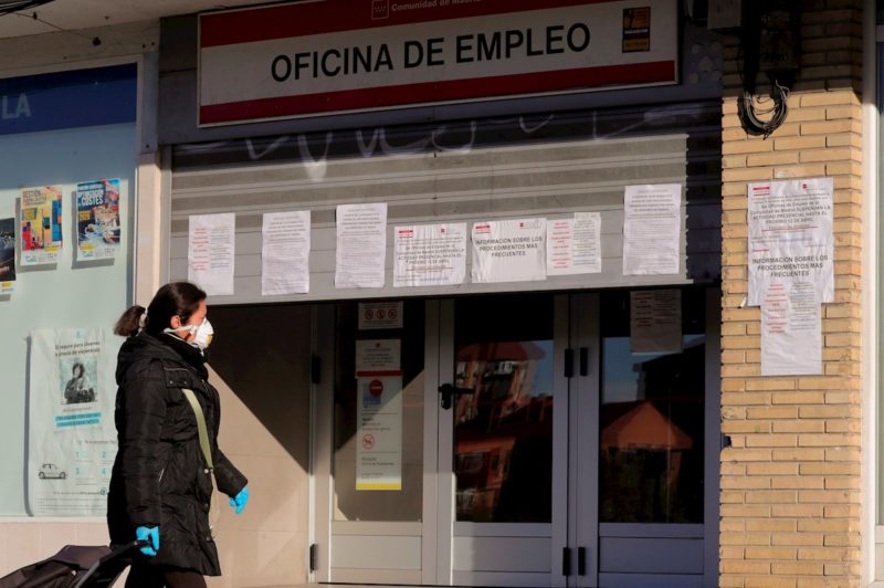 Una mujer pasa ante una oficina de empleo en Madrid