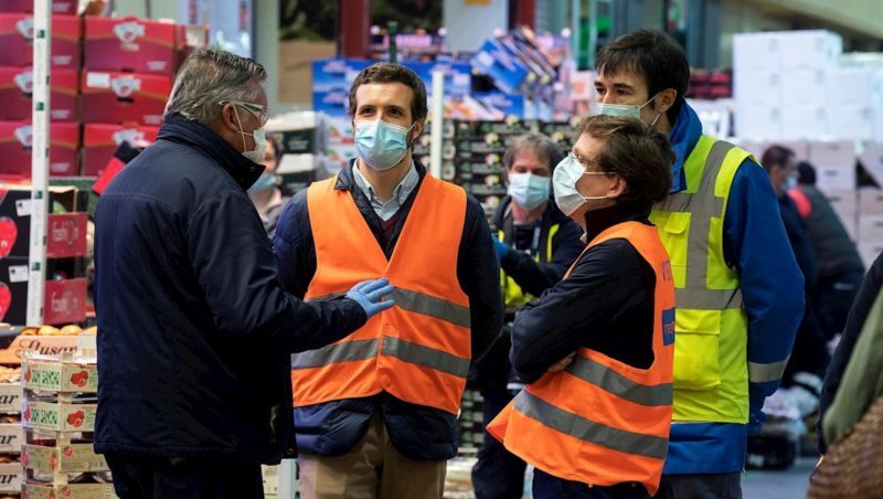 Pablo Casado y José Luis Martínez-Almeida durante su visita a Mercamadrid