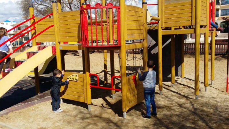 Niños jugando el parque antes del confinamiento