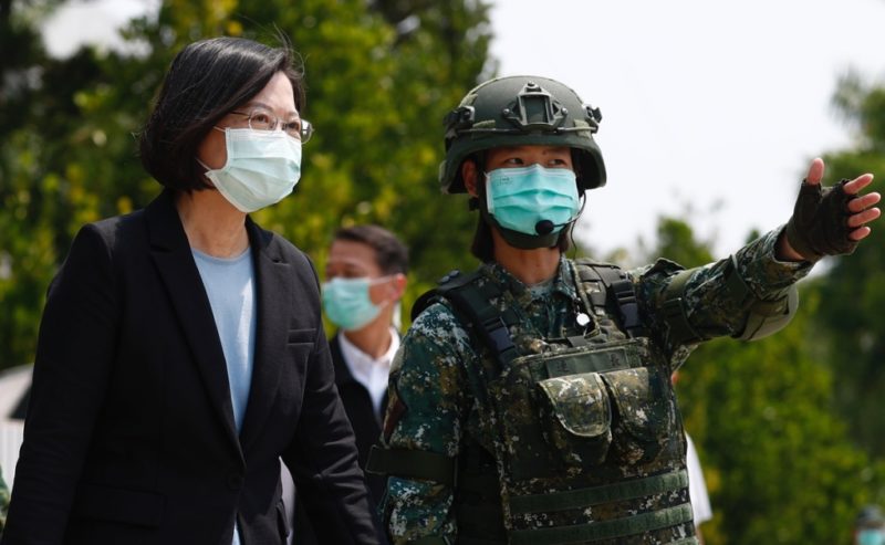 La presidenta de Taiwán visitando una base militar