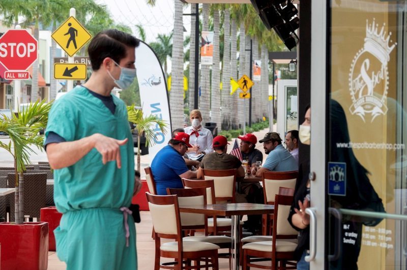 Gente pidiendo comida en un restaurante abierto en Florida