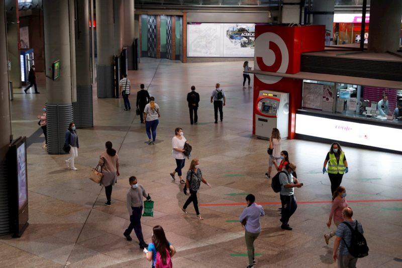 Varias personas acceden al Cercanías en la estación de Atocha en Madrid
