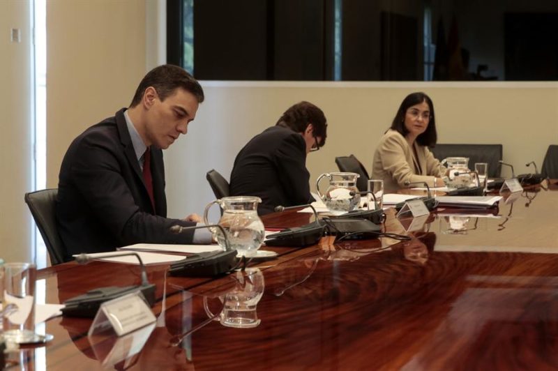 El presidente del Gobierno, Pedro Sánchez (i), mantiene una videoconferencia con los presidentes autonómicos, este domingo