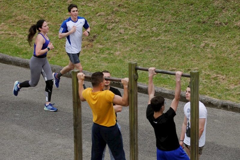 Varias personas hacen deporte en el parque de Invierno de Oviedo