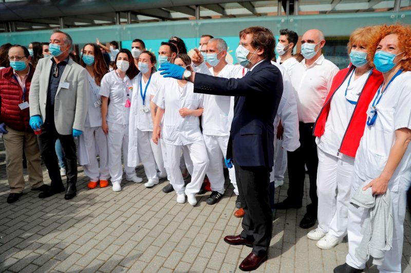 El alcalde de Madrid, José Luis Martínez Almeida con un grupo de sanitarios