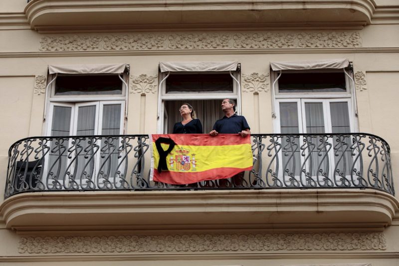 Dos personas en el balcón en la Comundad Valenciana.