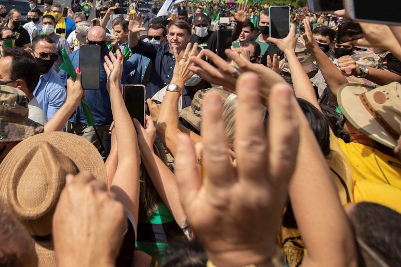 El presidente de Brasil, Jair Bolsonaro durante una multitudinaria reunión con simpatizantes