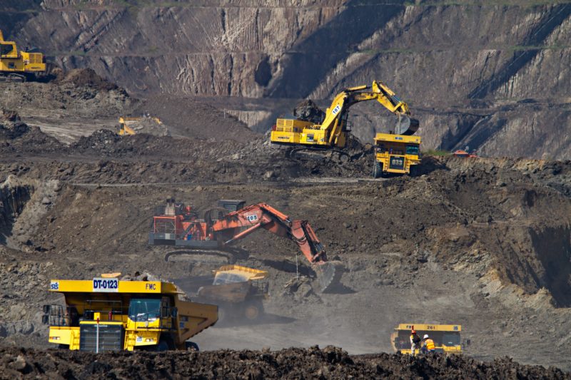 Máquinas escavadoras trabajando en una mina