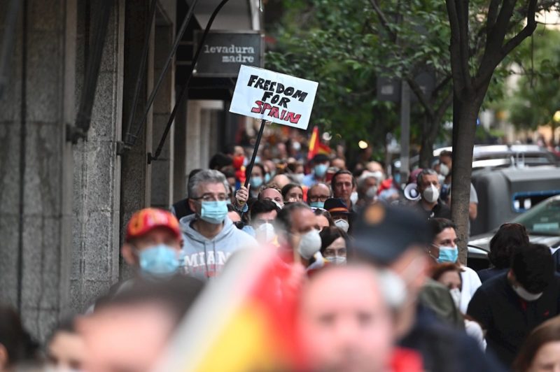 Vecinos de la calle Núñez de Balboa de Madrid participan este domingo en una cacerolada contra el Gobierno