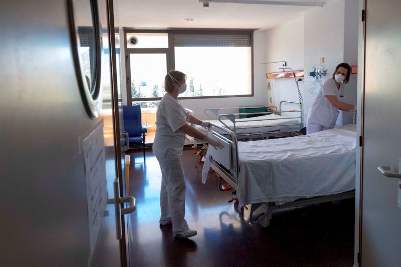 Unas enfermeras en una de las habitaciones de la planta Covid del Hospital de la Vega de Cieza, en Murcia.
