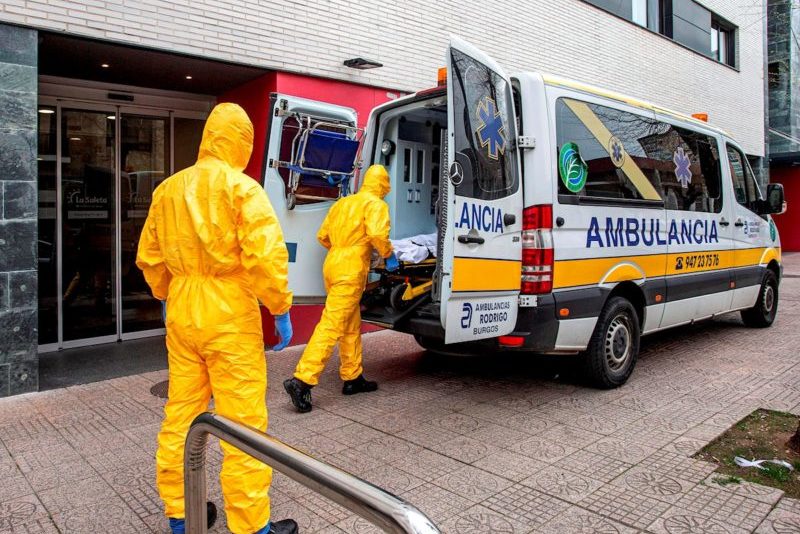 Dos sanitarios trasladan a un paciente al Hospital Universitario de Burgos.