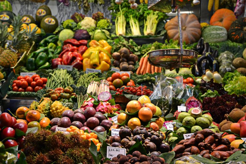 Puesto de frutas y verduras en un mercado