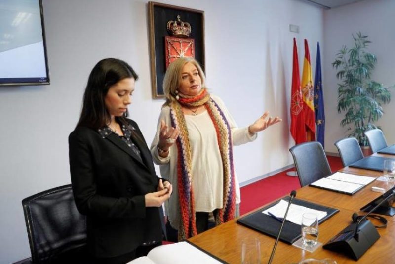 La presidenta del Colectivo de Víctimas del Terrorismo (COVITE), Consuelo Ordóñez (d), hermana de Gregorio Ordónez, concejal del PP asesinado por ETA.