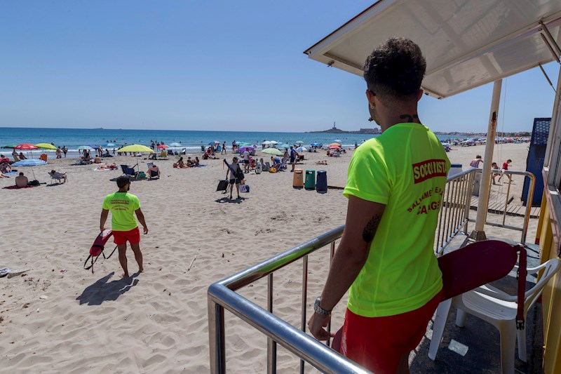 Dos socorristas vigilan a los bañistas en la playa de Mar Menor