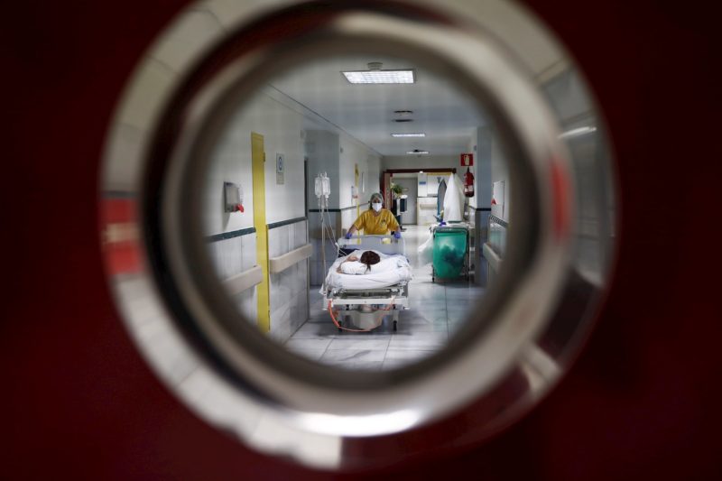 Una sanitaria traslada a un paciente en la zona limpia de Covid del Hospital Gregorio Marañón de Madrid.