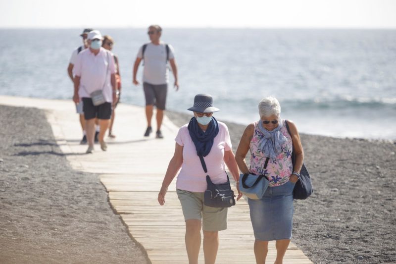 Turistas paseando por la playa