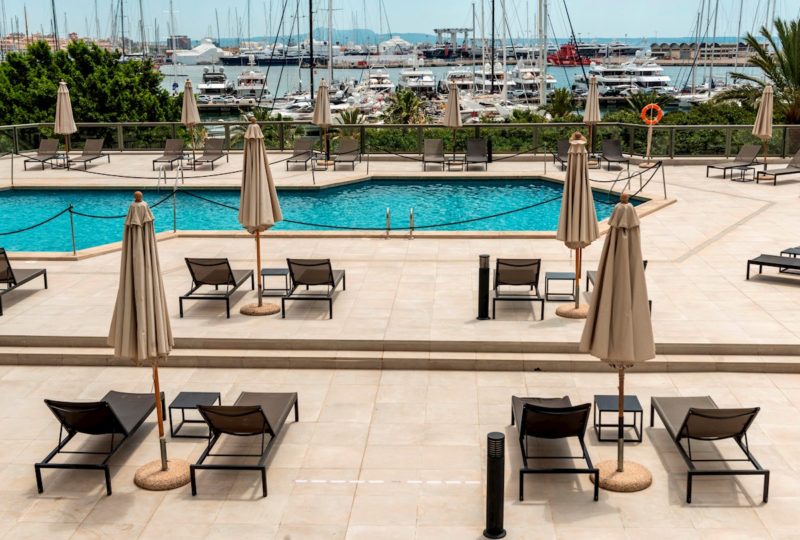 Vista exterior de la zona de piscinas del Hotel Meliá Palma Marina