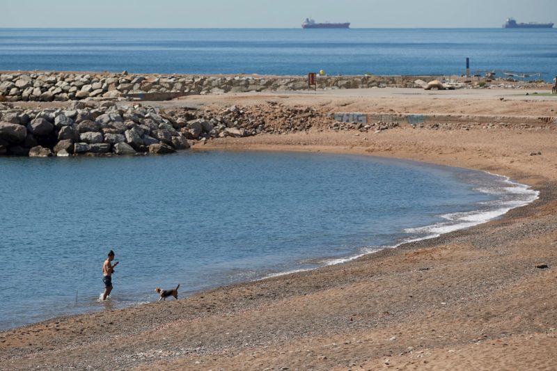 Una persona se baña en la playa de la Barceloneta este viernes.